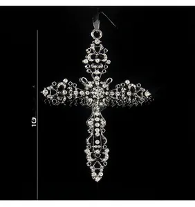 Vue macro des dimensions du pendentif grande croix punk avec strass blancs