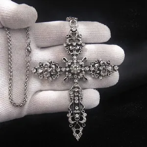 Grand collier croix gothique punk en acier inoxydable avec strass blancs étincelants
