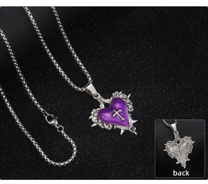 Dettaglio del ciondolo a croce con cuore viola gotico, trama a rose e vista del retro