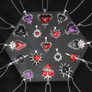 Collana con Pendente a Croce a Cuore di Spine in Acciaio Inossidabile Gotico Gioielli con Teschio Spada Smaltato Scuro per Regalo Unisex