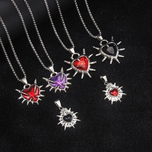 Collana con ciondolo a cuore rosso con spine stile gotico in acciaio inossidabile