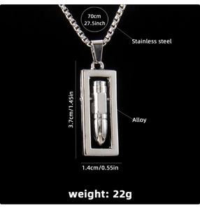 Vue détaillée du collier carré en acier inoxydable avec pendentif balle mobile et chaîne