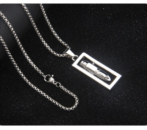 Gros plan du pendentif balle en acier inoxydable avec cadre rectangulaire évidé