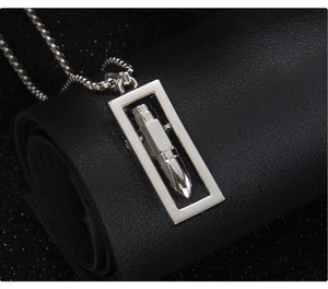 Vue macro d'un collier à cadre carré avec pendentif balle sur cuir noir
