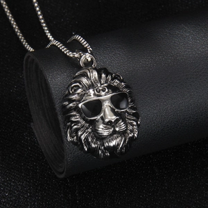 Collana con ciondolo a testa di leone con occhiali da sole in acciaio inossidabile