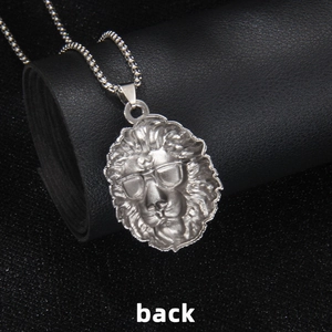 Collana da uomo con testa di leone in acciaio inox e occhiali da sole, vista posteriore