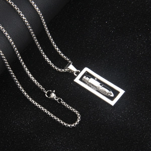 Collier hip hop en acier inoxydable argenté avec pendentif balle et cadre carré chic