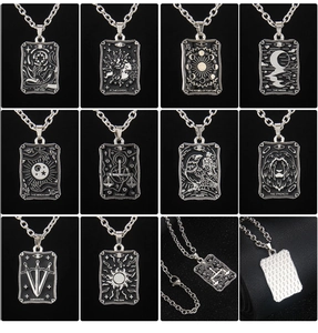 Détails macro de divers pendentifs Tarot vintage avec finition à l'huile noire