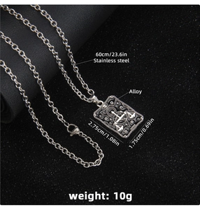 Détail de la médaille Tarot de la Justice rétro en acier inoxydable sur fond sombre mat