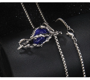 Détail du collier cœur épines gothique avec pierre bleue et chaîne à maillons argent