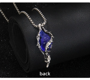 Détail du dos du collier cœur d'épines avec résine bleue et chaîne à billes argentée