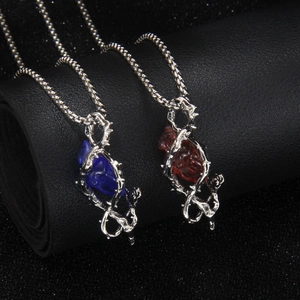 Collier Gothique Créatif Cœur d'Épines en Acier Inoxydable Rétro Sombre Fleur de Rose Rouge Bleu Unisexe Bijoux Cadeau