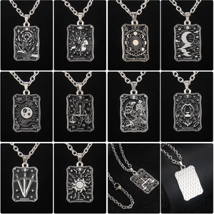 Collier Pendentif Carte de Tarot Vintage en Acier Inoxydable pour Hommes Femmes Punk Gothique Rectangulaire Bijoux Mystérieux