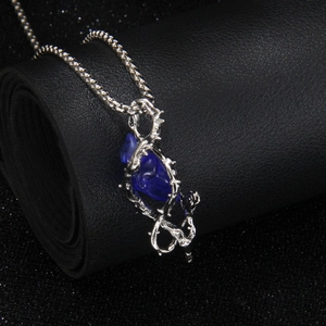 Collier gothique en acier inoxydable avec cœur bleu entouré de vignes argentées