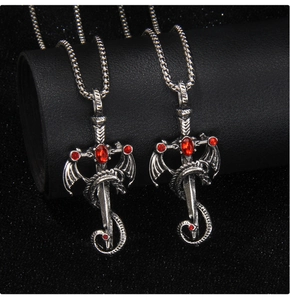 Détail du pendentif épée dragon gothique avec strass rouges sur chaîne argentée