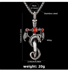 Vue détaillée du pendentif épée dragon avec cristal rouge sur une longue chaîne