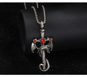Détail du pendentif épée dragon gothique avec pierres rouges et fini argenté