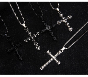 Makroaufnahme von fünf Gothic-Punk-Kreuzanhängern aus poliertem und Vintage-Edelstahl