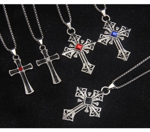 Detailansicht gotischer Hohlkreuz-Halsketten mit bunten quadratischen Kristall-Inlays
