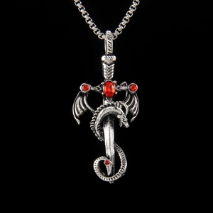 Collier Pendentif Épée Enveloppé de Dragon Gothique pour Hommes Chaîne en Acier Inoxydable Rétro Bijoux en Strass