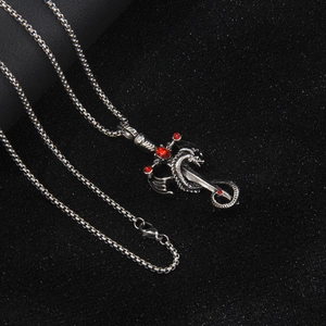 Pendentif dragon et épée en acier inoxydable rétro avec strass rouge pour homme