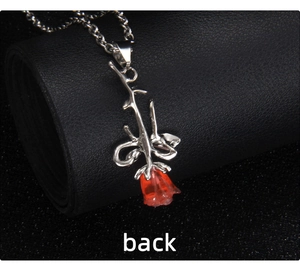 Vue arrière détaillée du collier rose 3D en acier inoxydable avec résine rouge sur fond noir