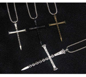 Nahaufnahme von Gothic-Kreuzketten mit Totenkopfdetails und Gravur Septem Peccata