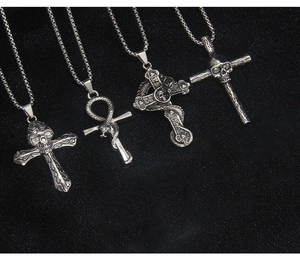 Detailaufnahme der gotischen Edelstahl-Kreuzanhänger mit Totenkopf- und Schlangenmotiven