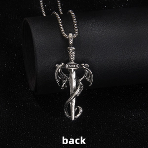 Collier pendentif épée dragon gothique en acier argenté vintage pour homme sur fond noir