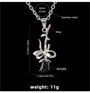 Détails du pendentif rose noire avec dimensions sur chaîne en acier inoxydable