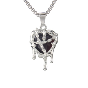 Gotische Halskette mit dunkelrotem Herzanhänger und silbernen Dornen aus Edelstahl im Lava-Stil