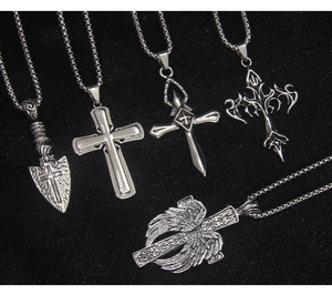 Detaillierte Ansicht von fünf Kreuzanhängern aus Edelstahl im Gothic- und Punk-Stil