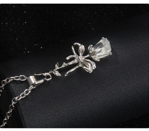 Vue détaillée du pendentif rose 3D en argent avec pétales en cristal sur chaîne