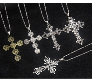 Detailansicht von fünf Vintage Gothic Kreuzhalsketten mit barocken Blumen-Gravuren