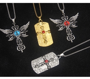 Details von gotischen Flügelanhängern und Totenkopf-Halsketten in Vintage-Gold und Silber
