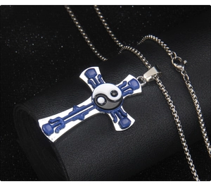 Détail du pendentif croix avec symbole Yin Yang et émail bleu sur une chaîne perlée
