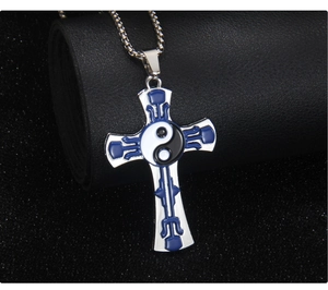 Macro de pendentif croix en argent avec symbole yin-yang et détails en émail bleu