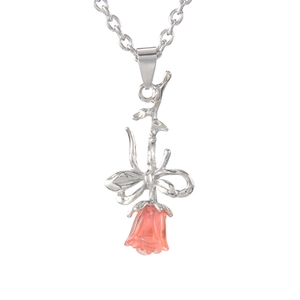 Collier élégant avec pendentif rose 3D en résine et nœud en acier inoxydable