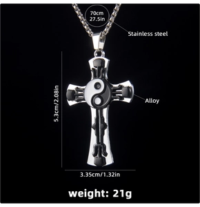 Détail montrant les dimensions du pendentif croix double couche avec motif Yin Yang et chaîne