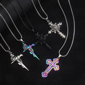 Gothic Edelstahl Kreuz Halsketten mit Rosen in Silber, Schwarz und Regenbogen Ausführung