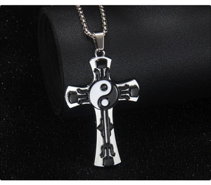 Détail du collier croix gothique avec symbole yin yang et émail noir sur chaîne