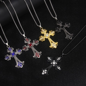 Fünf gotische Kreuzanhänger-Halsketten mit Kristallinlay und Vintage-Metallbeschichtung