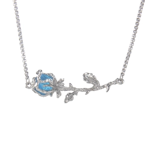 Collar rosa de acero inoxidable plateado con colgante de cristal azul en fondo blanco