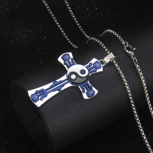 Collier croix en acier inoxydable avec pendentif yin yang sur fond noir