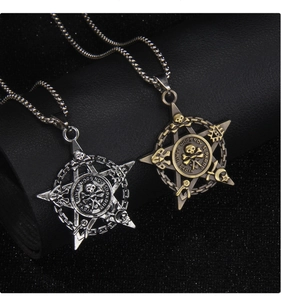Détail du pendentif pentagramme gothique avec crâne de pirate et gravure mystique fine