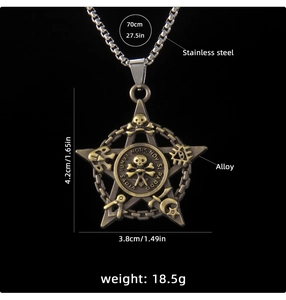 Détail macro du pendentif crâne de pirate vintage avec symboles mystiques sur chaîne