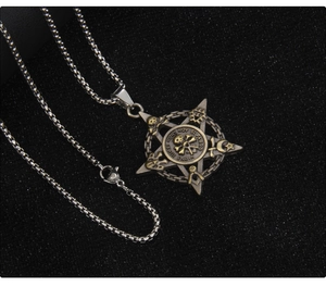 Détail du pendentif crâne de pirate vintage avec symboles maçonniques et pentagramme