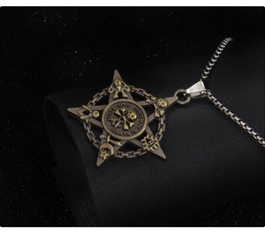 Gros plan du pendentif crâne en bronze vintage avec pentagramme sur chaîne en acier inox