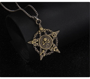 Vue macro du pendentif étoile punk avec crâne de pirate et symboles gravés en métal