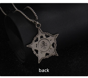 Gros plan du dos du pendentif tête de mort pirate vintage avec chaîne en acier